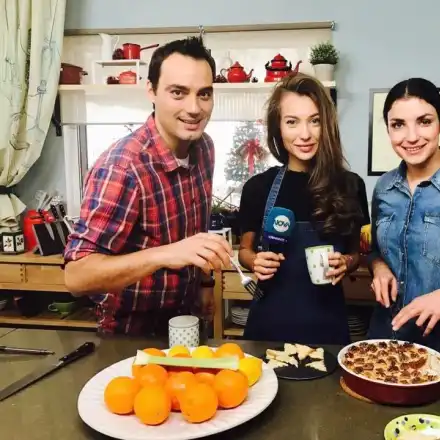 Никол Станкулова омайва мъжете не само с красота, но и със..сладки