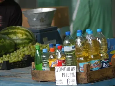 СКАНДАЛНО! Пробутват опасна домашна ракия за Коледа