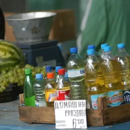 СКАНДАЛНО! Пробутват опасна домашна ракия за Коледа