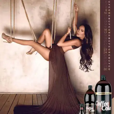 Това са снимките на годината! Николета само по коледни лампички в хитовия календар на „Бачково“! (Ще се изчервите)