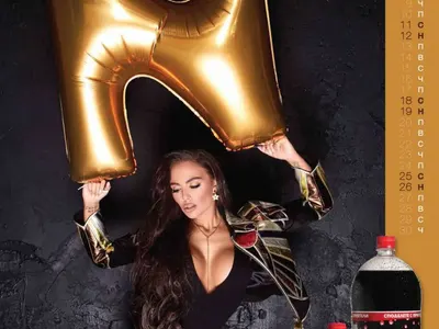 Това са снимките на годината! Николета само по коледни лампички в хитовия календар на „Бачково“! (Ще се изчервите)