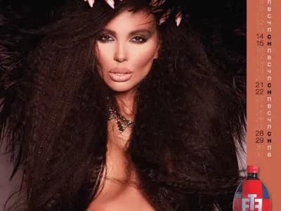 Това са снимките на годината! Николета само по коледни лампички в хитовия календар на „Бачково“! (Ще се изчервите)