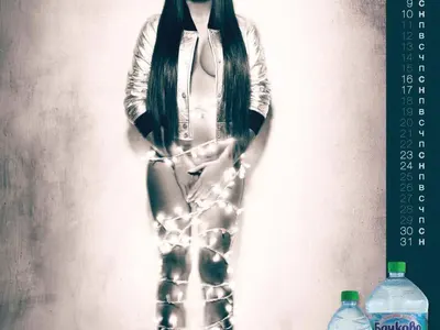 Това са снимките на годината! Николета само по коледни лампички в хитовия календар на „Бачково“! (Ще се изчервите)