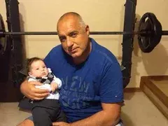 Бейби бум през 2016! Вижте кои звезди се сдобиха с наследници и кои очакват бебета през 2017 (Снимки)