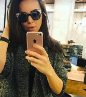 Срам! Алисия тръгна на участия по нощница и камъни! А ето и как си избира очила за Малдивите, но допусна ГАФ - забрави да си махне бенките (Снимки)