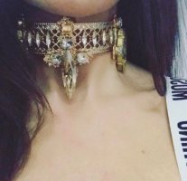 Срам! Алисия тръгна на участия по нощница и камъни! А ето и как си избира очила за Малдивите, но допусна ГАФ - забрави да си махне бенките (Снимки)
