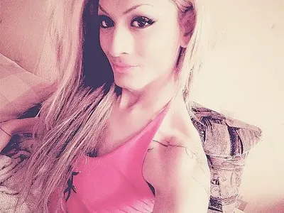 Ексклузивно разкритие на HotArena! Братовчед на Теди Александрова е същество от третия пол с обява за платени услуги! (Шокиращи снимки)