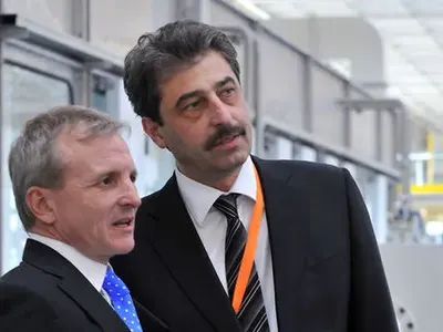 Гриша Ганчев вдига самолета на Цветан Василев (Подробности за схемата)