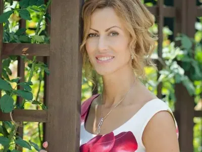 Маските падат! Ето я любовницата на Веско Маринов заради който си заряза децата! Край на цензурата, вижте я! Снимки + подлата й история