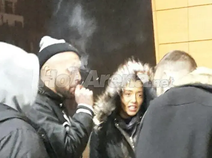 ПАПАРАШКИ СНИМКИ: Ани Хоанг и DEE прекрачиха закона пред известен мол! Вижте как се напафкаха преди да влязат в кино салона