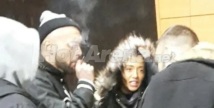 ПАПАРАШКИ СНИМКИ: Ани Хоанг и DEE прекрачиха закона пред известен мол! Вижте как се напафкаха преди да влязат в кино салона