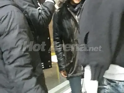 ПАПАРАШКИ СНИМКИ: Ани Хоанг и DEE прекрачиха закона пред известен мол! Вижте как се напафкаха преди да влязат в кино салона