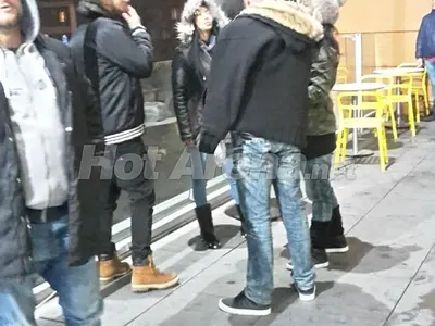 ПАПАРАШКИ СНИМКИ: Ани Хоанг и DEE прекрачиха закона пред известен мол! Вижте как се напафкаха преди да влязат в кино салона