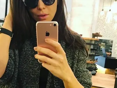 Срам! Алисия тръгна на участия по нощница и камъни! А ето и как си избира очила за Малдивите, но допусна ГАФ - забрави да си махне бенките (Снимки)