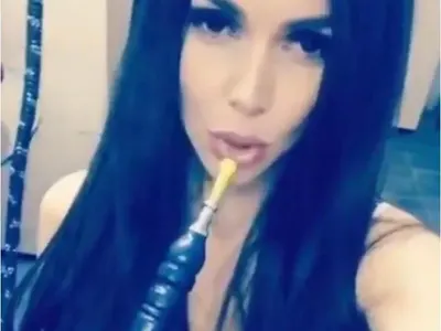 Срам! Алисия тръгна на участия по нощница и камъни! А ето и как си избира очила за Малдивите, но допусна ГАФ - забрави да си махне бенките (Снимки)