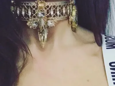 Срам! Алисия тръгна на участия по нощница и камъни! А ето и как си избира очила за Малдивите, но допусна ГАФ - забрави да си махне бенките (Снимки)