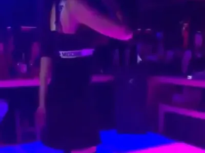 Срам! Алисия тръгна на участия по нощница и камъни! А ето и как си избира очила за Малдивите, но допусна ГАФ - забрави да си махне бенките (Снимки)