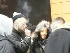 ПАПАРАШКИ СНИМКИ: Ани Хоанг и DEE прекрачиха закона пред известен мол! Вижте как се напафкаха преди да влязат в кино салона