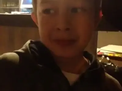 Скандално! Емилия пее на пияния Коко Динев! Бизнесменът пуши в лицето на сина си и го кара да тропа на барабанчета (Видео)