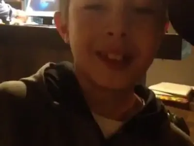 Скандално! Емилия пее на пияния Коко Динев! Бизнесменът пуши в лицето на сина си и го кара да тропа на барабанчета (Видео)