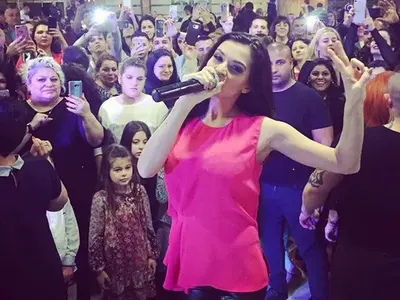 Затриха багажа на Преслава в Испания! Певицата излезе на сцена с дрехите, с които е пътувала (Подробности)