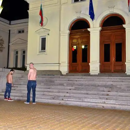 Арестуват рапъри заради гавра  с Народното събрание? Брутална сцена пред очите на полицаи!  (СКАНДАЛНО ВИДЕО + СНИМКИ)