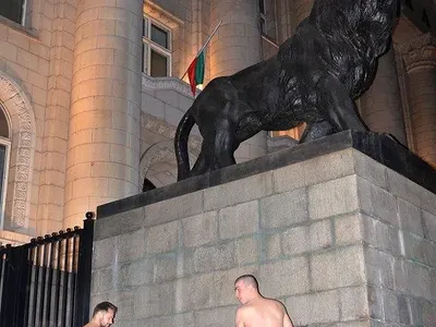 Арестуват рапъри заради гавра  с Народното събрание? Брутална сцена пред очите на полицаи!  (СКАНДАЛНО ВИДЕО + СНИМКИ)