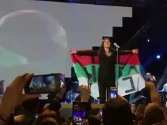 Цеца обърна знамето ни наобратно докато пееше „Трепни“. Преслава я чака в гримьорната (Фото + видео)