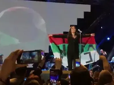 Цеца обърна знамето ни наобратно докато пееше „Трепни“. Преслава я чака в гримьорната (Фото + видео)