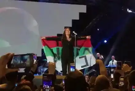 Цеца обърна знамето ни наобратно докато пееше „Трепни“. Преслава я чака в гримьорната (Фото + видео)