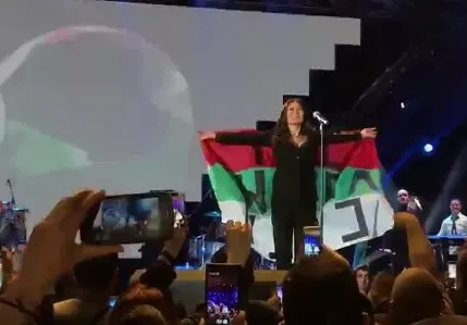 Цеца обърна знамето ни наобратно докато пееше „Трепни“. Преслава я чака в гримьорната (Фото + видео)