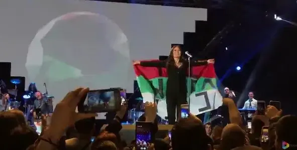 Цеца обърна знамето ни наобратно докато пееше „Трепни“. Преслава я чака в гримьорната (Фото + видео)
