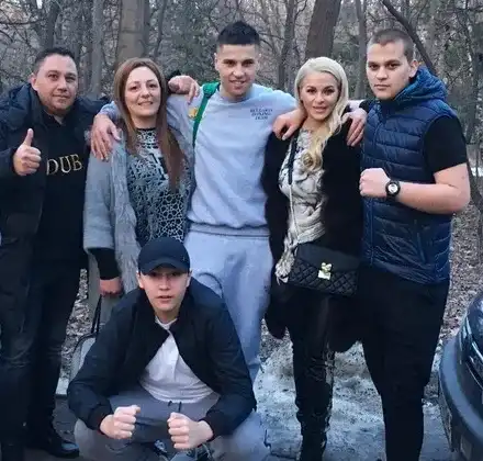 ДесиСлава храни родителите на Благой! Води ги на почивки, пълни им хладилника, купува му телефони