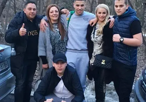 ДесиСлава храни родителите на Благой! Води ги на почивки, пълни им хладилника, купува му телефони