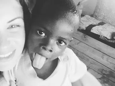 Диляна Попова се прави на Анджелина Джоли! Гушка цветнокожи деца в Занзибар, докато майка й гледа Борил (СНИМКИ)