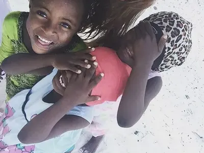 Диляна Попова се прави на Анджелина Джоли! Гушка цветнокожи деца в Занзибар, докато майка й гледа Борил (СНИМКИ)