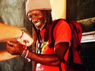 Диляна Попова се прави на Анджелина Джоли! Гушка цветнокожи деца в Занзибар, докато майка й гледа Борил (СНИМКИ)