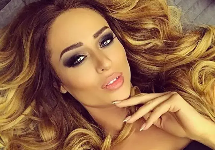 Ексклузивно в HotArena! Футболната съпруга Ирина Сиракова готова на всичко, за да легне с Божинов! Блондинката слага рога на мъжа си пияна в кръчми (Подробности)
