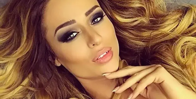 Ексклузивно в HotArena! Футболната съпруга Ирина Сиракова готова на всичко, за да легне с Божинов! Блондинката слага рога на мъжа си пияна в кръчми (Подробности)