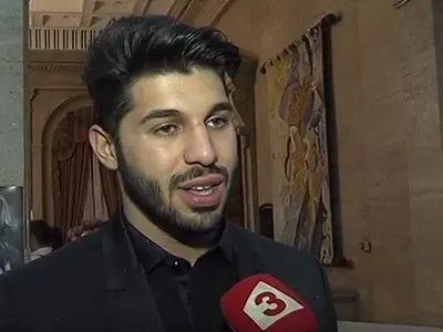 Фики Стораро се кипри с дрехи-ментета (Певецът стана за смях пред Филип Плейн)