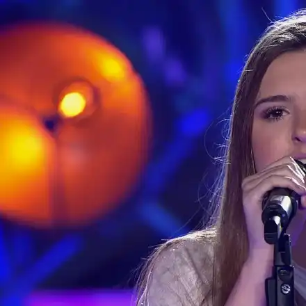 Графа взима невръстна красавица в отбора си