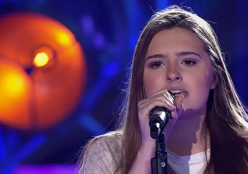 Графа взима невръстна красавица в отбора си