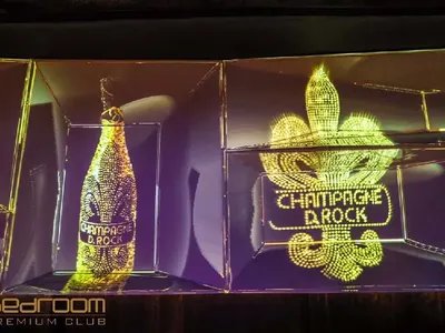 Христо Сираков почерпи плеймейтки за 8 март с питие №1 в Bedroom (СНИМКИ)