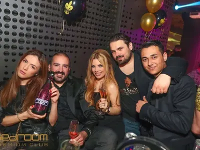 Христо Сираков почерпи плеймейтки за 8 март с питие №1 в Bedroom (СНИМКИ)