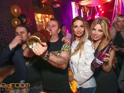 Христо Сираков почерпи плеймейтки за 8 март с питие №1 в Bedroom (СНИМКИ)