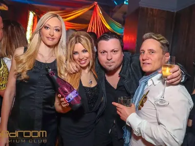 Христо Сираков почерпи плеймейтки за 8 март с питие №1 в Bedroom (СНИМКИ)