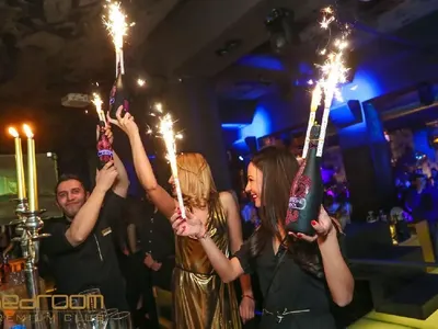 Христо Сираков почерпи плеймейтки за 8 март с питие №1 в Bedroom (СНИМКИ)