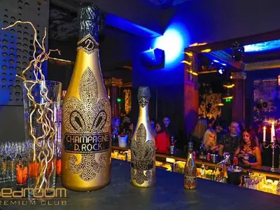 Христо Сираков почерпи плеймейтки за 8 март с питие №1 в Bedroom (СНИМКИ)