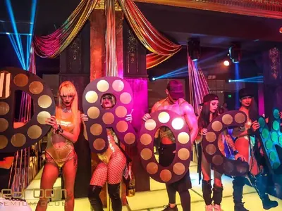 Христо Сираков почерпи плеймейтки за 8 март с питие №1 в Bedroom (СНИМКИ)