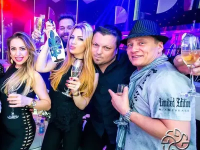 Христо Сираков почерпи плеймейтки за 8 март с питие №1 в Bedroom (СНИМКИ)